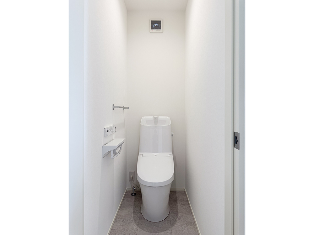 【トイレ】リクシル製｜各階トイレ完備！強力洗浄の超節水型、お掃除しやすいキレイ便座。※2階のみ手洗い器付き。
