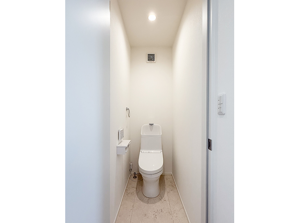 【トイレ】TOTO製｜各階にトイレがあります。セフィオンテクト加工の便器、継ぎ目のない便座、クリーン樹脂ノズルで汚れが付きにくく、お手入れもラクラクです。