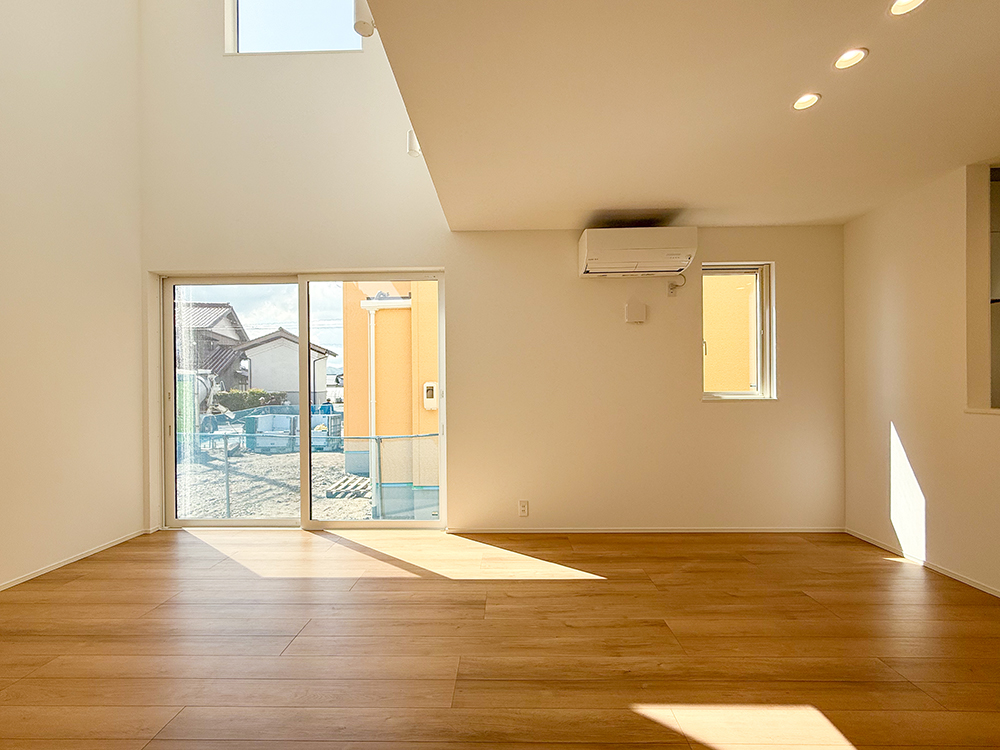 【完成写真（リビング）】エリアごとに考えられた窓設計で、お部屋全体が明るく、爽やかな空間です。