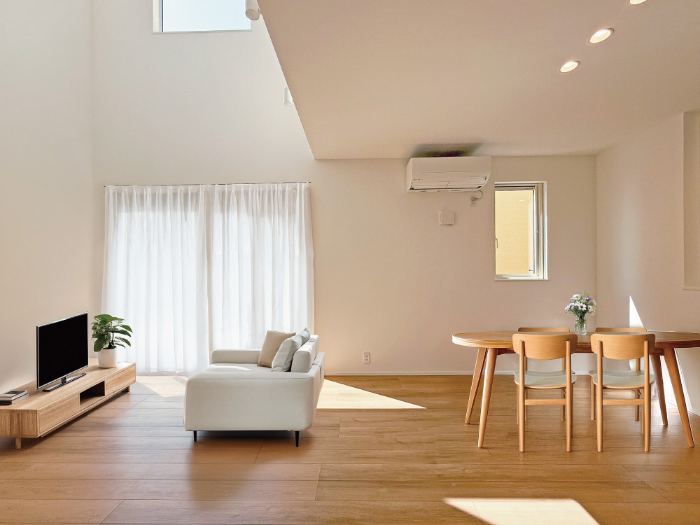 【完成写真（リビング）】エリアごとに考えられた窓設計で、お部屋全体が明るく、爽やかな空間です。