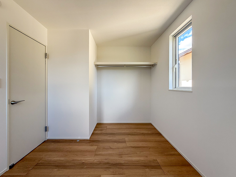【収納付き洋室（4.5帖×2）】オープン収納付きのコンパクトなお部屋は、机や寝具が無駄なくおさまり、子供部屋に好適です。