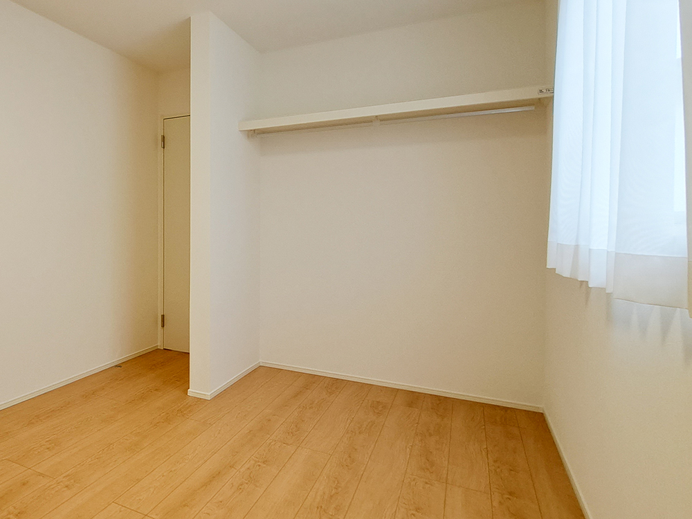 【収納付き居室（5.8帖、5.3帖）】建具の引きしろを気にせずお部屋を使えるオープン収納を設けたお部屋です。