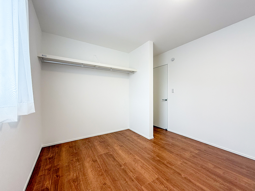 【収納付き洋室（5.8帖）】壁一面にオープン収納を設けた子ども部屋にも好適な居室です。ベッドとデスクがゆとりをもって配置でき、衣替えや模様替えもラクラク♪