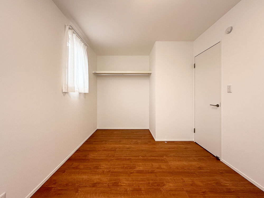 【収納付き洋室（5.3帖）】壁一面にオープン収納を設けた子ども部屋にも好適な居室です。ベッドとデスクがゆとりをもって配置でき、衣替えや模様替えもラクラク♪