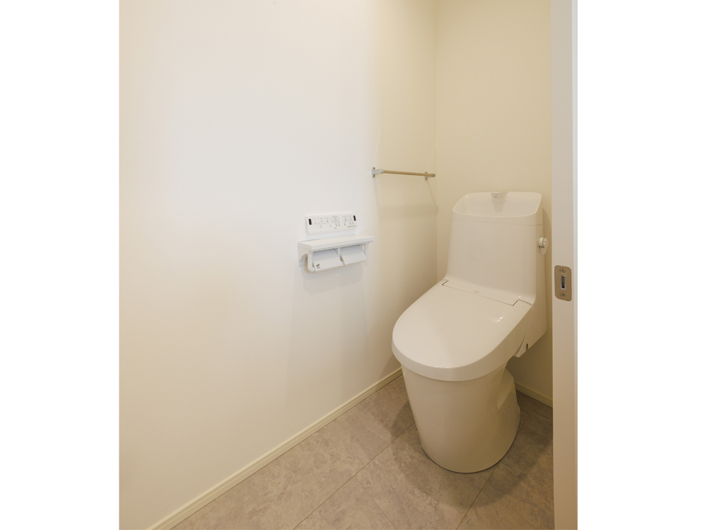 【トイレ】リクシル製｜各階トイレ完備！超節水型、2階は手洗い器つき。（現地写真）