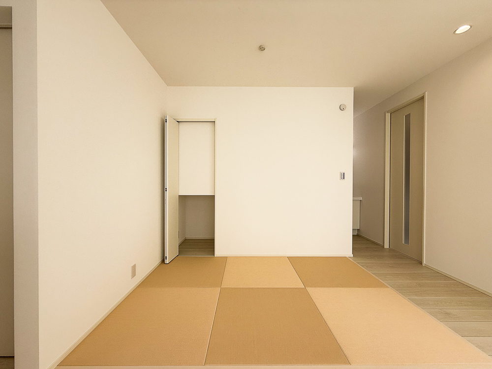 【現地内観（タタミコーナー）】リビングの延長に、床座が心地よいタタミコーナーを設けました。