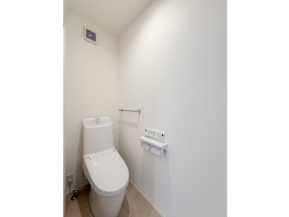 【トイレ】リクシル製｜各階トイレ完備！超節水型、2階は手洗い器つき。