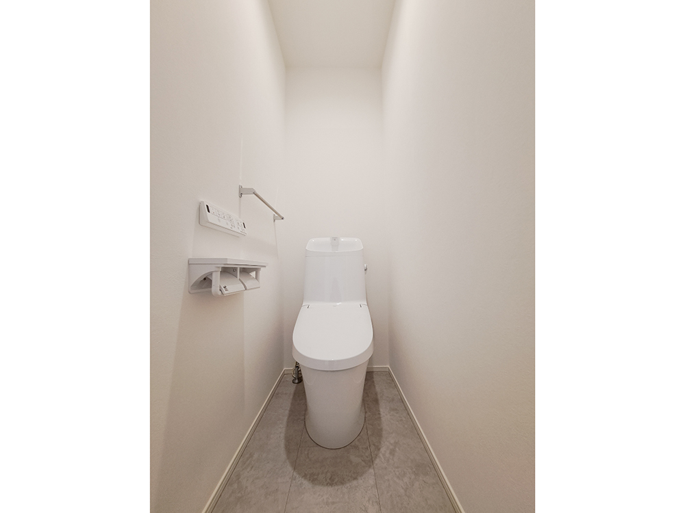 【トイレ】リクシル製｜各階トイレ完備！超節水型、2階は手洗い器つき。