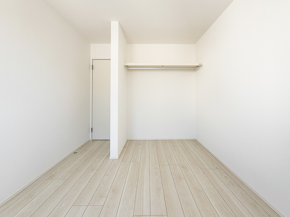 【収納付き洋室（5帖、4.5帖）】お子様部屋にも好適なお部屋です。オープン収納は建具の引きしろを気にせず家具配置ができるほか、隅々まで見渡せる管理のしやすさが人気です♪