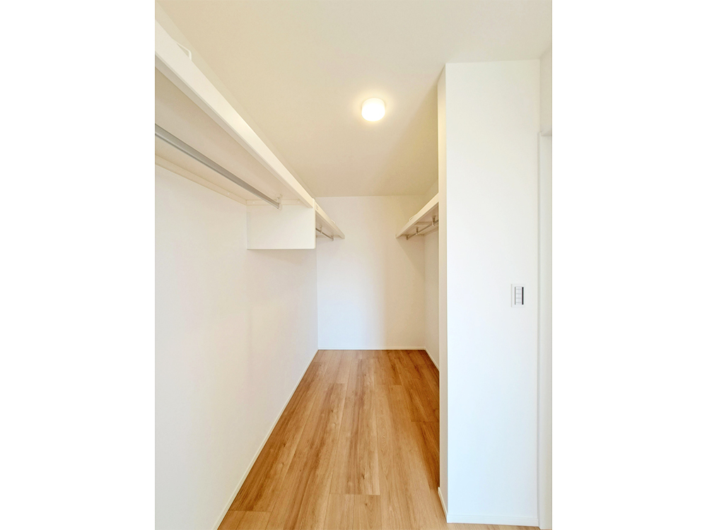 【主寝室WIC（3帖）】奥行きのある収納は季節の衣類もたっぷりしまえて衣替え不要♪※写真はイメージです。