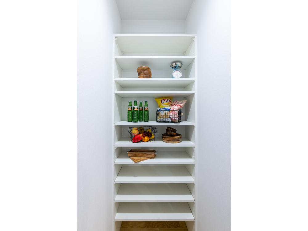 【パントリー】調理家電や食品ストック類など、可動棚付きでスッキリ収納できます。※写真はイメージです。