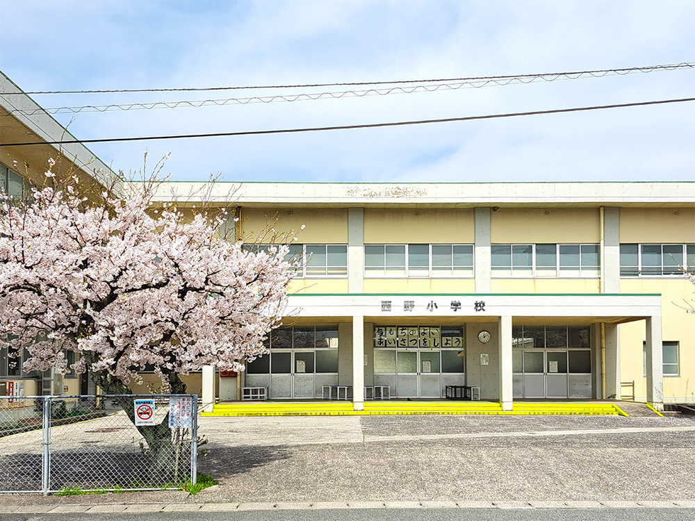 出雲市立西野小学校まで1540m （徒歩20分）
