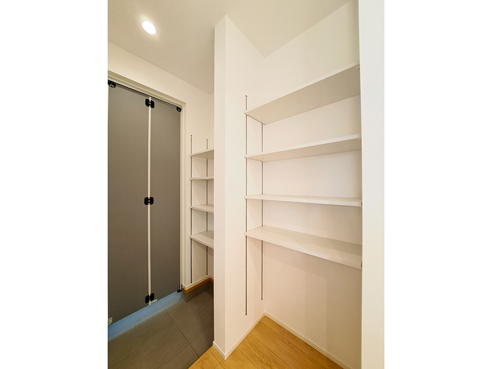 【パントリー】スパイスや調理家電、レシピ本などもすっきり収まる、お料理中でもサッと手が届く便利な収納です。