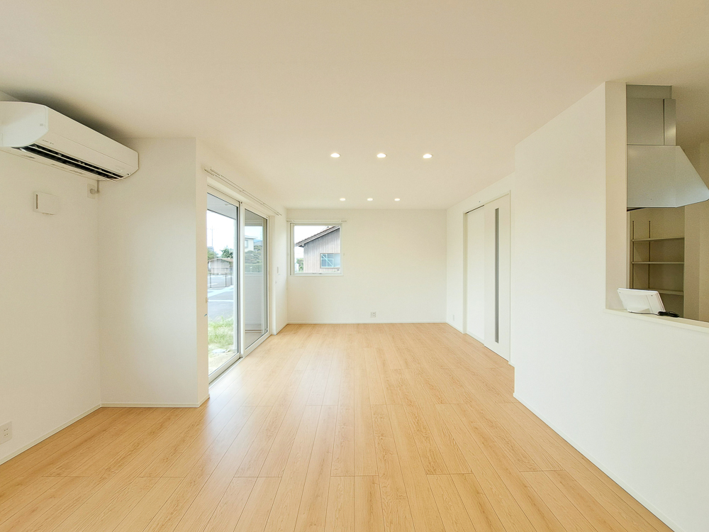 【現地内観(リビング)】LDKは広々20.8帖!ゆったり過ごせます♪