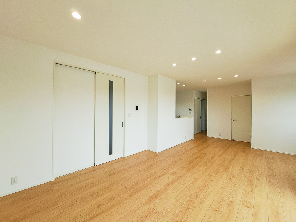 【現地内観(リビング)】LDKの一角にはリビング学習のデスクやピアノも置けるスタディスペースを設けました!