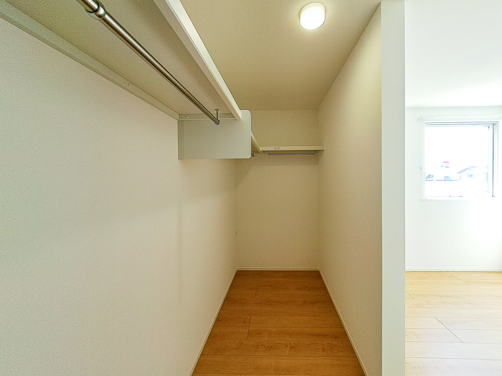 【主寝室ウォークインクローゼット】浅く広いクローゼットは衣装ケースやコート類もたっぷりしまえて衣替え不要です!