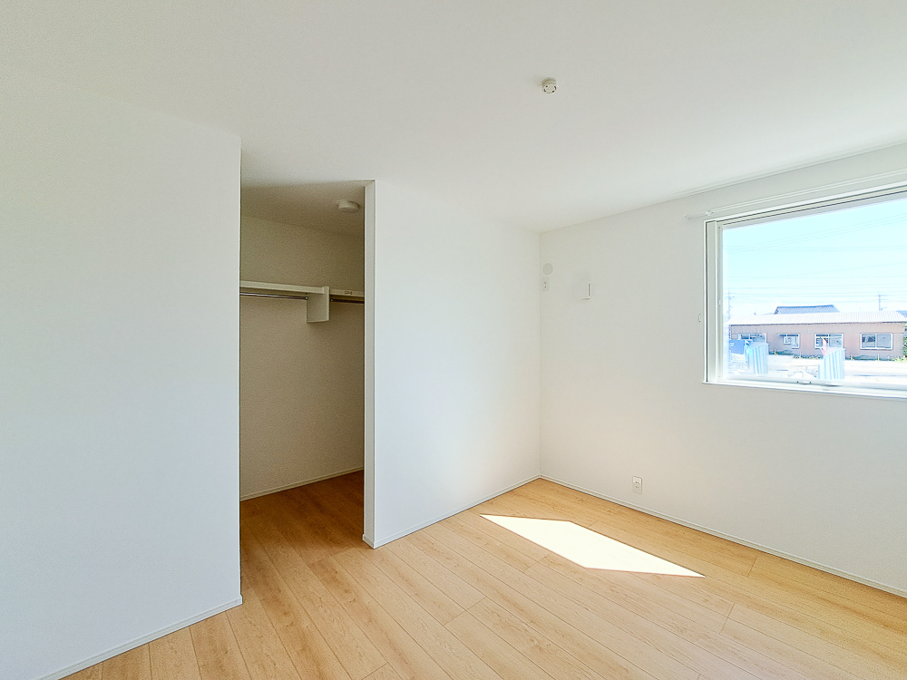 【収納付き洋室(6帖)+WIC】ベッドのほかに、デスクやドレッサーも配置可能なWIC付きの居室です。