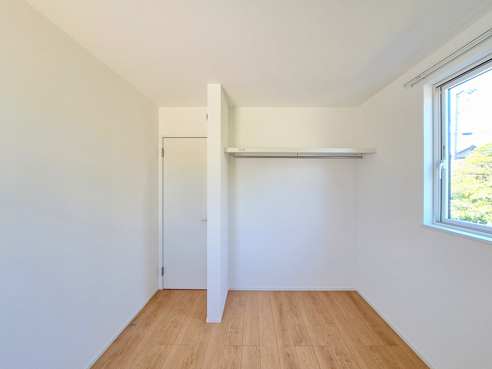 【収納付き洋室(4.6帖、4.5帖)】デスクやベッドが配置しやすいオープン収納のお部屋です。