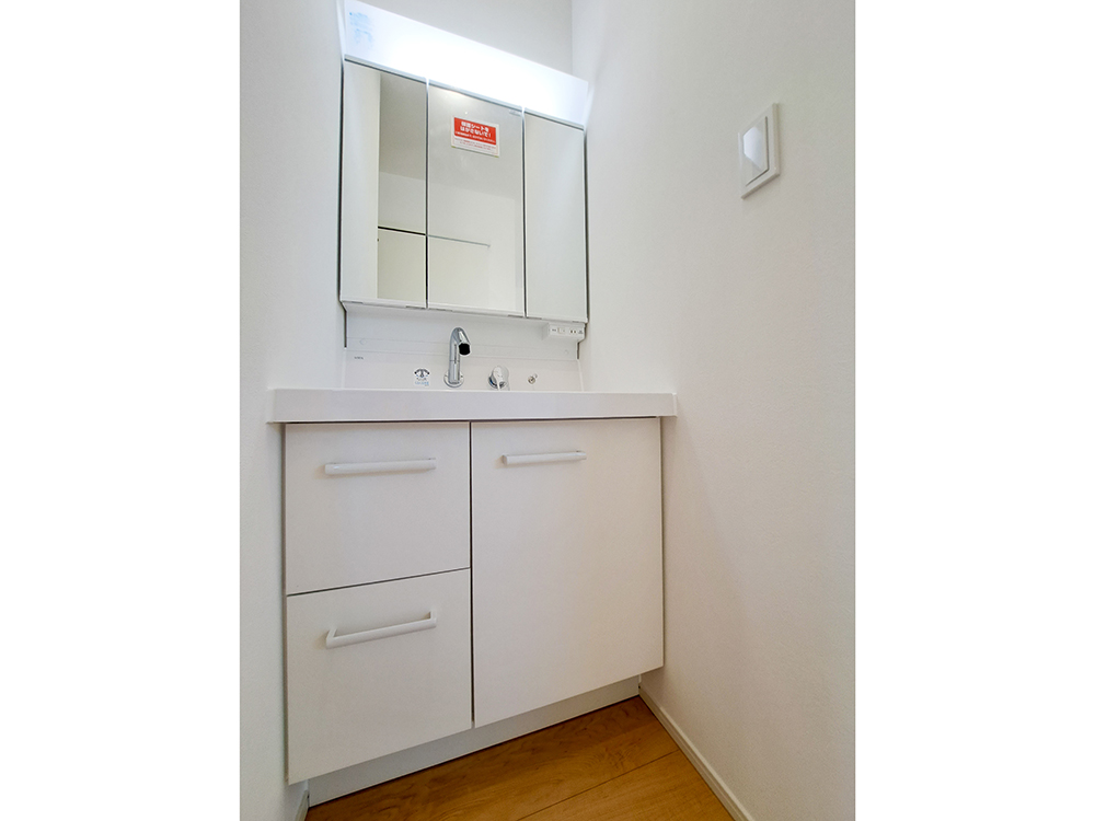 【洗面台】リクシル製|曇り止めコート、三面鏡裏・キャビネット収納つき。