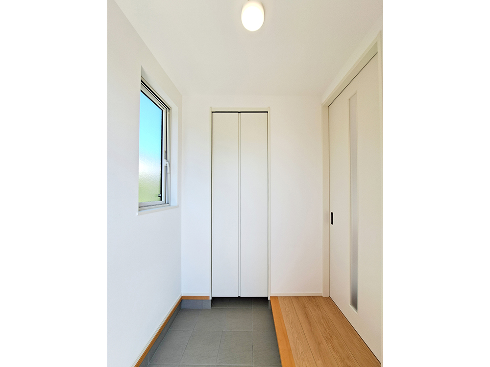 【玄関】ワイドな玄関は土間収納側からキッチンへ上がれる家事ラク動線!扉を閉めればすっきり♪