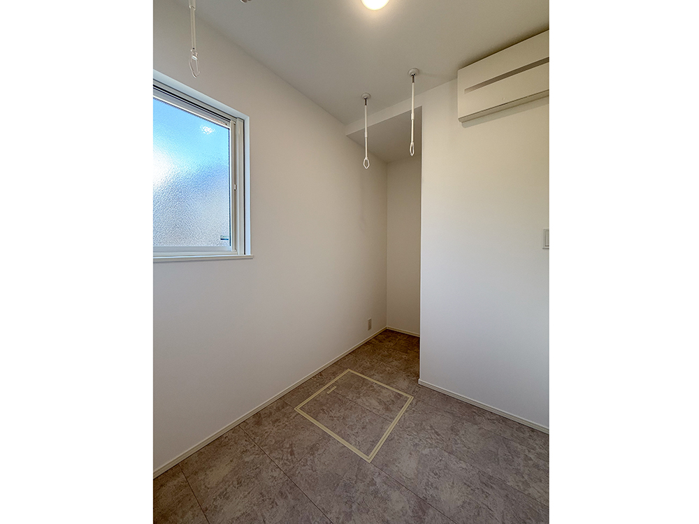 【脱衣室兼ドライルーム】物干し金具付きでお天気を気にせずお部屋干しできます。※写真はイメージです。