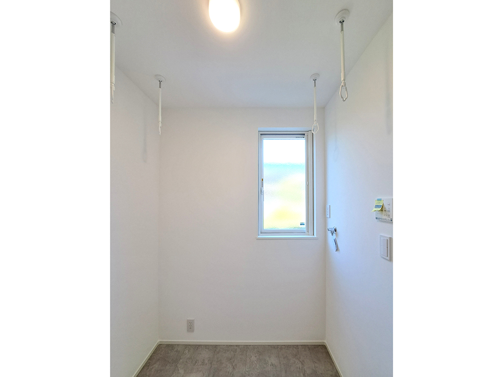 【脱衣室兼ドライルーム】物干し金具付きでお天気を気にせずお部屋干しできます。