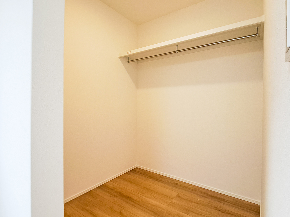 【ウォークインクローゼット】お洋服好きのご夫婦も、たっぷり収納出来て安心です♪