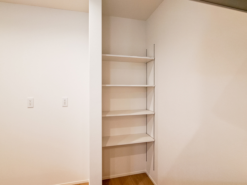 【パントリー】調理家電や食品ストック類など、可動棚付きでスッキリ収納できます。