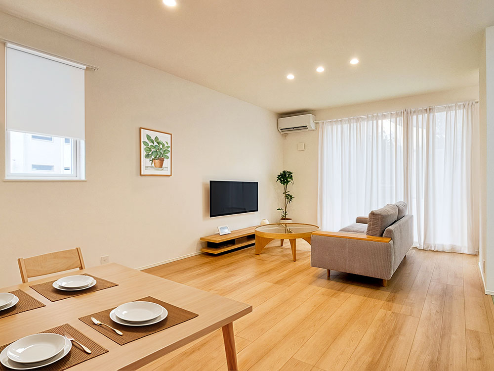 【現地内観(リビング)】南側に大きな掃き出し窓を設けた明るいリビングです。※家具・小物等はCGで合成したイメージです