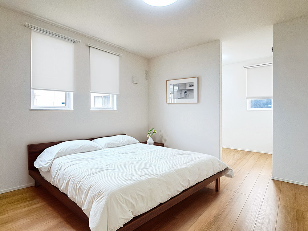 【居室(8帖)+WIC】大きな寝具もゆとりをもって置ける広さです。WIC付で、衣替えの手間いらず!※家具・小物等はCGで合成したイメージです