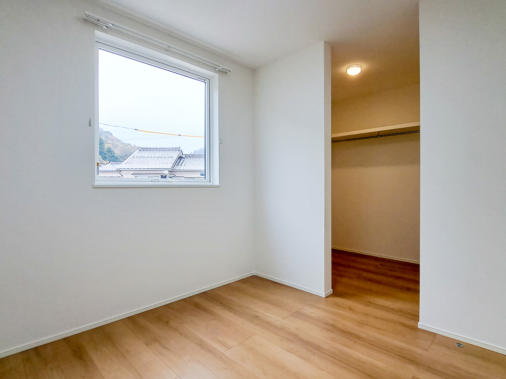 【居室(4.5帖)+WIC】充実の収納付きでお部屋を広く使えます。