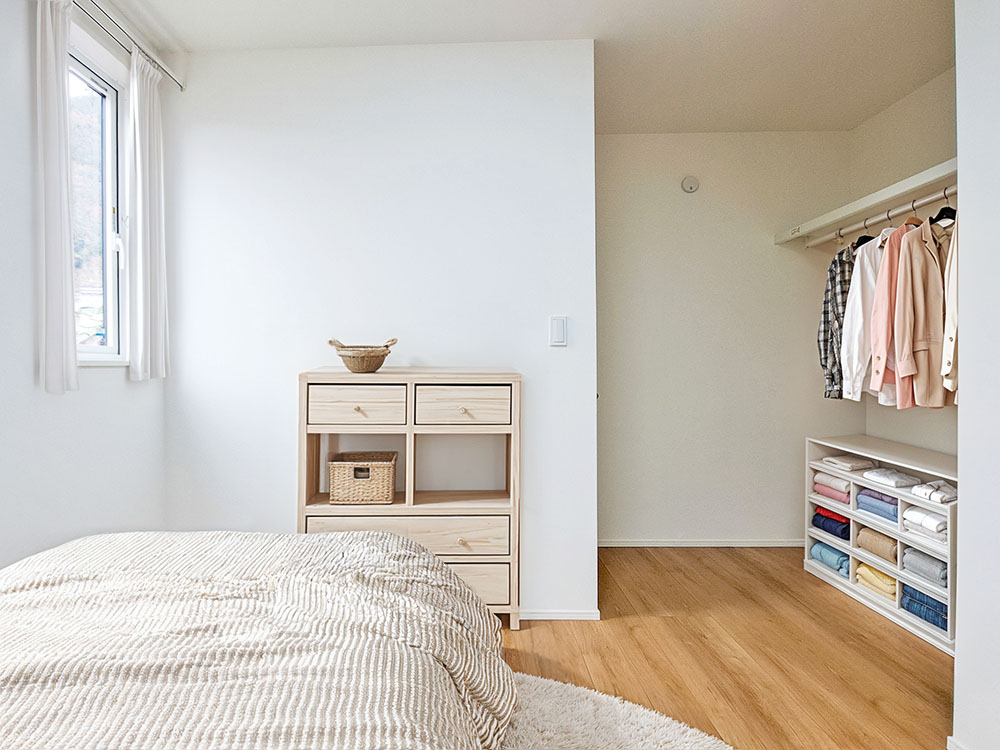 【収納付き居室(5帖)】日当たりが良く子ども部屋に好適です。衣類や雑貨の管理がしやすいオープン収納付き。※家具・小物等はCGで合成したイメージです