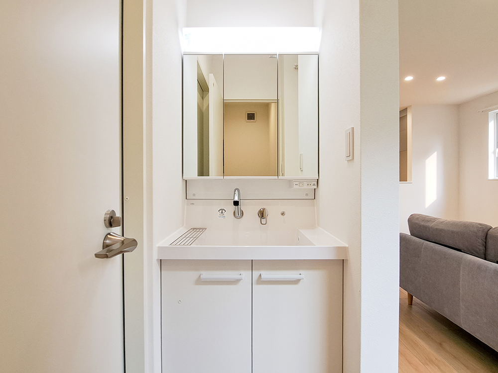 【洗面台】リクシル製|曇り止めコート、三面鏡裏・キャビネット収納つき。