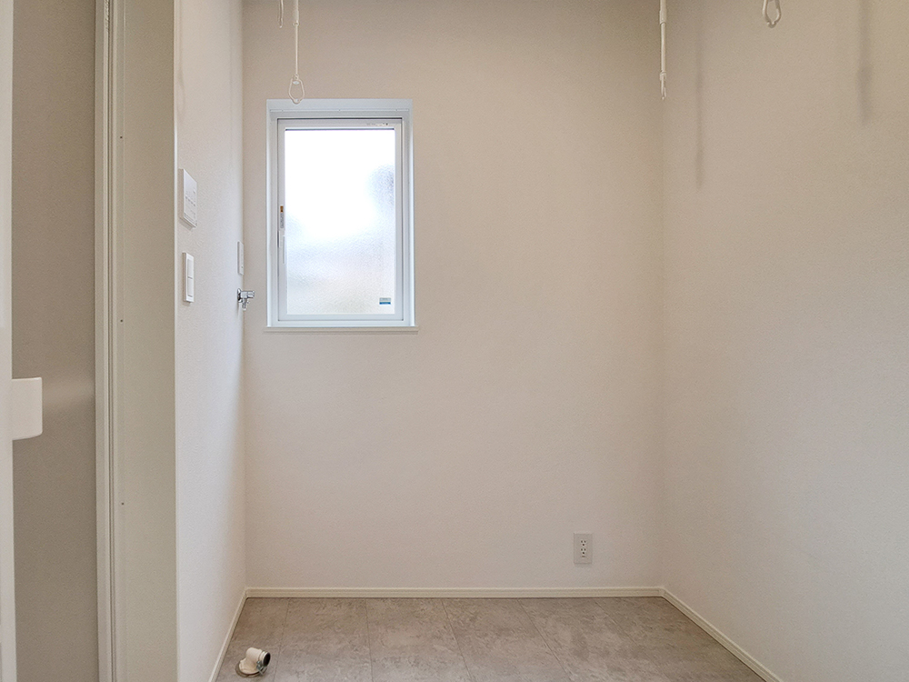 【脱衣室兼ドライルーム】物干し金具つきで毎日の室内干しもラクラクです。