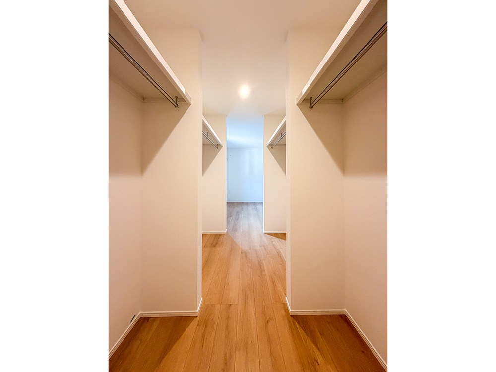 【ウォークインクローゼット（4帖）】空間の広がりに配慮し、あえて扉をなくしました。