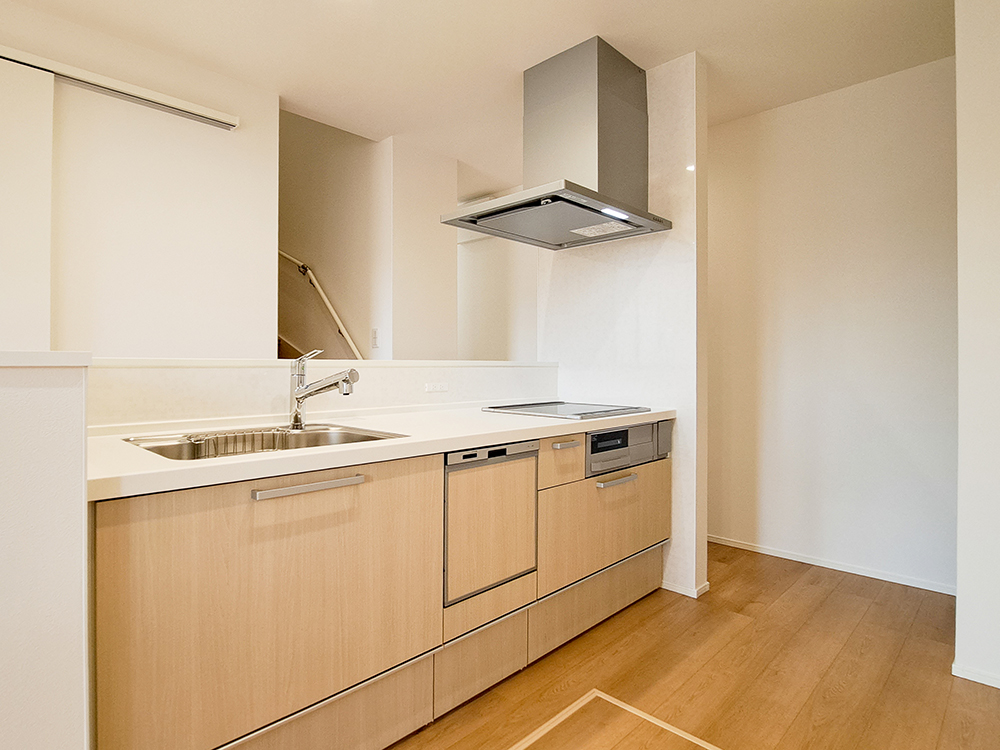 【パントリー】レシピ本やスパイス、調理器具まで、お料理中でもサッと手が届く位置の便利な収納です。