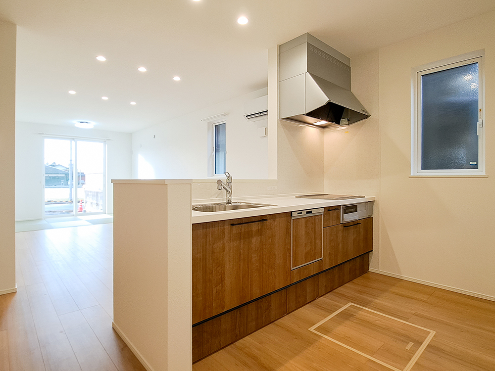 【キッチン】クリナップ製｜お手入れラクラクIHヒーター、食器洗浄乾燥機つき。キッチン背面にパントリー付き！※写真はイメージです。