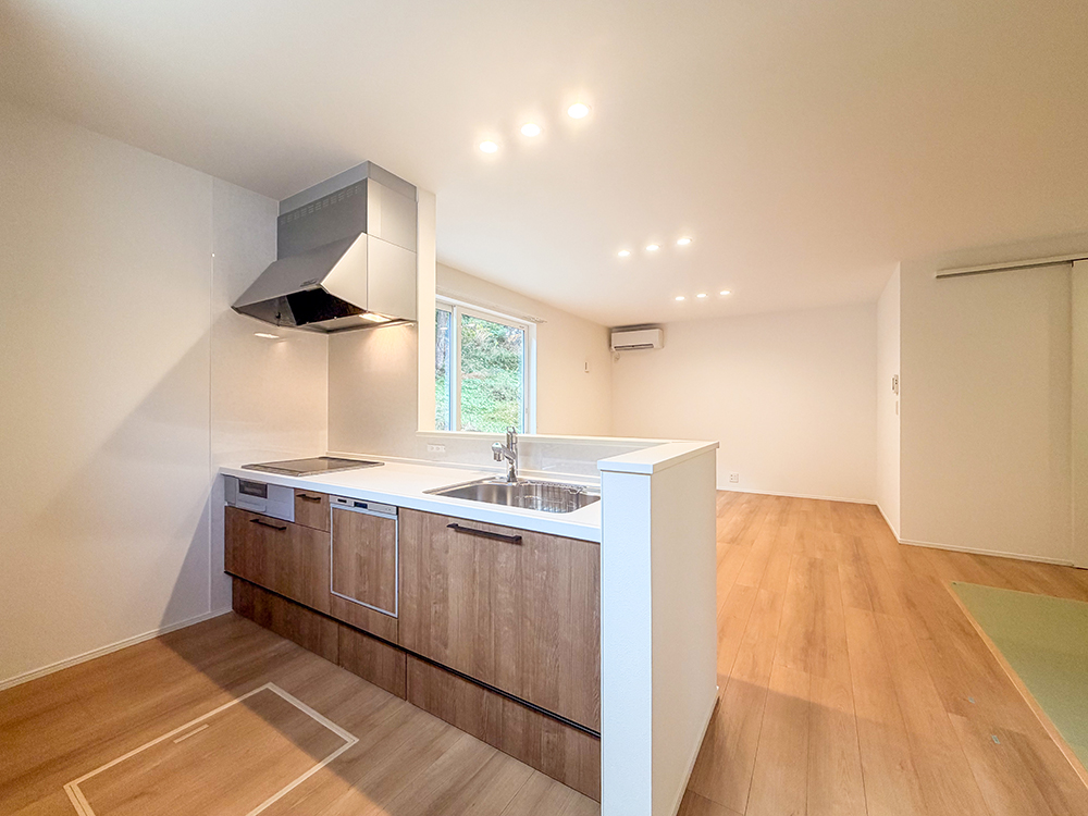 【キッチン】クリナップ製｜お手入れラクラクIHヒーター、食器洗浄乾燥機つき。キッチン背面にパントリー付き！