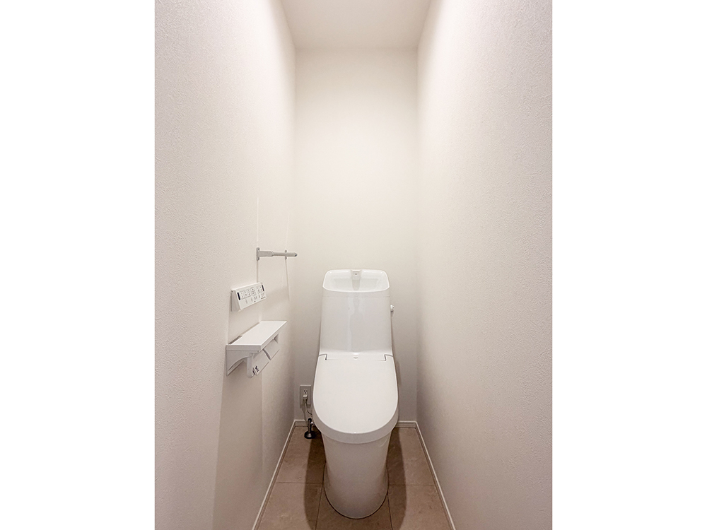 【トイレ】リクシル製｜各階トイレ完備！超節水型、2階は手洗い器つき。