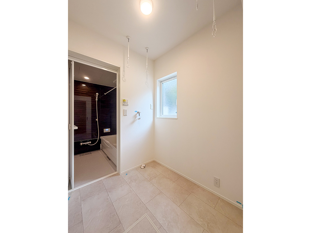 【脱衣室兼ドライルーム】物干し金具付きで、いつでも室内干しOK！