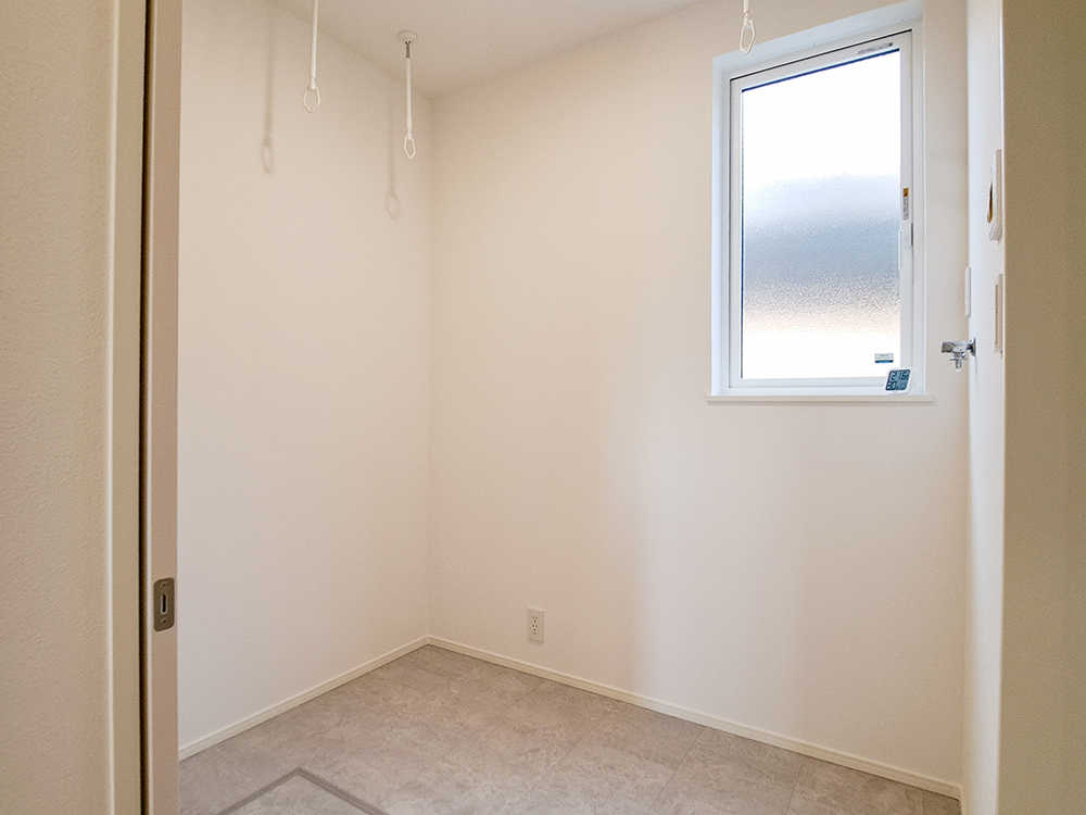 【脱衣室兼ドライルーム】物干し金具つきで毎日の室内干しもラクラクです。