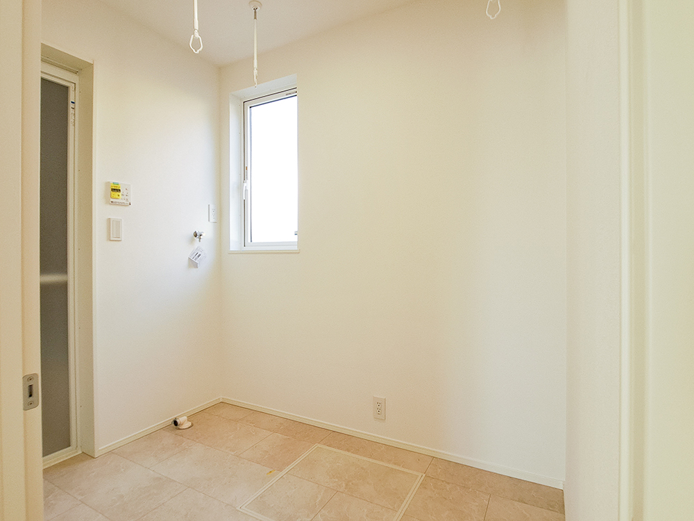 【脱衣室兼ドライルーム】物干し金具つきで毎日の室内干しもラクラクです。※写真はイメージです。