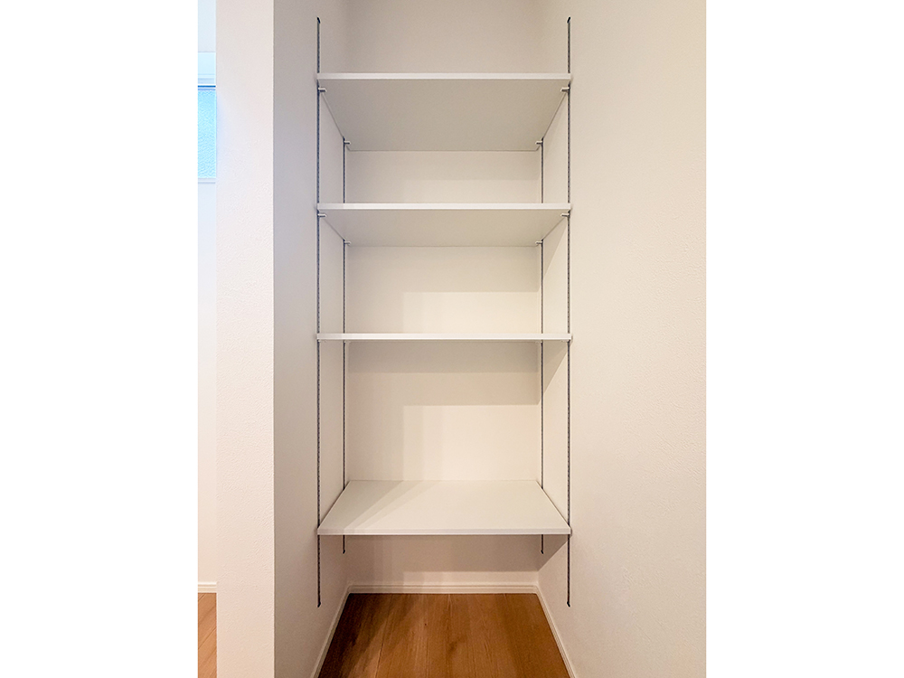 【パントリー】お料理をしながらサッと手が届く、便利なオープン収納です。