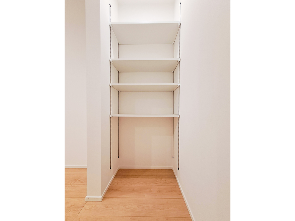 【パントリー】レシピ本やスパイス、調理器具まで、お料理中でもサッと手が届く位置の便利な収納です。※写真はイメージです。