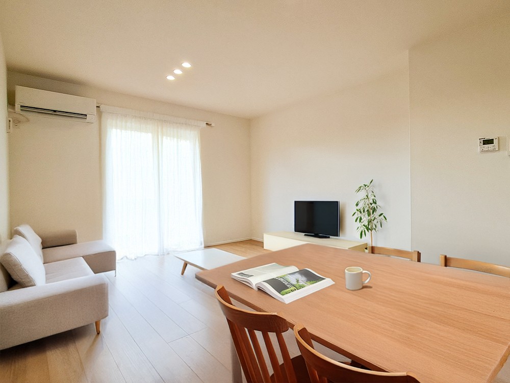 【完成予想図(内観)】南側に大きな掃き出し窓を設けたＬＤＫはお部屋全体に光が差し込み、日中はもちろん照明いらず。※家具・小物等はCGで合成したイメージです