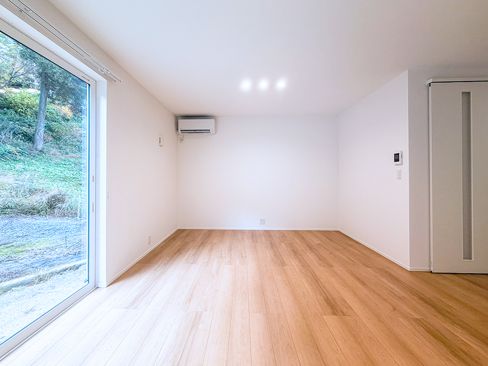 【現地内観（リビング）】タタミコーナーを合わせると19．7帖のゆったりLDK！