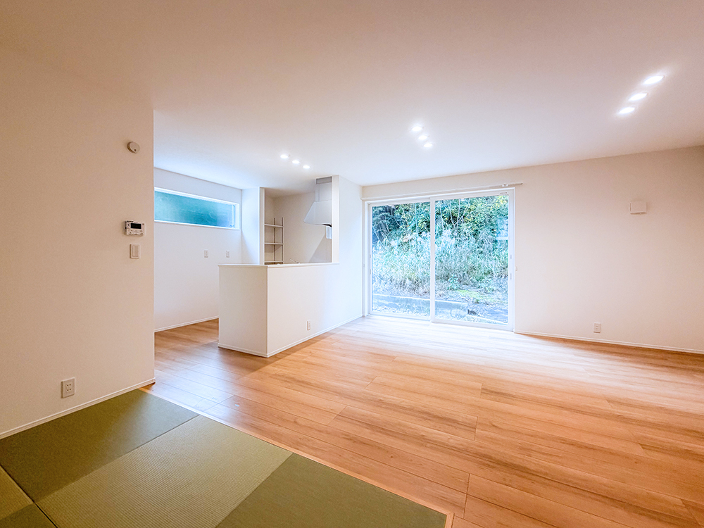 【現地内観（リビング）】南向きの大きな窓からたっぷり日差しを取り込む明るいLDK。