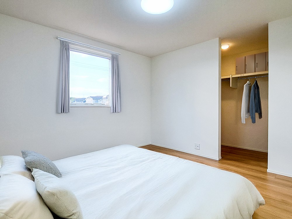 【居室（8帖）＋WIC】大きな寝具もゆとりをもって置ける広さです。WIC付きで、衣替えの手間いらず！※家具・小物等はCGで合成したイメージです