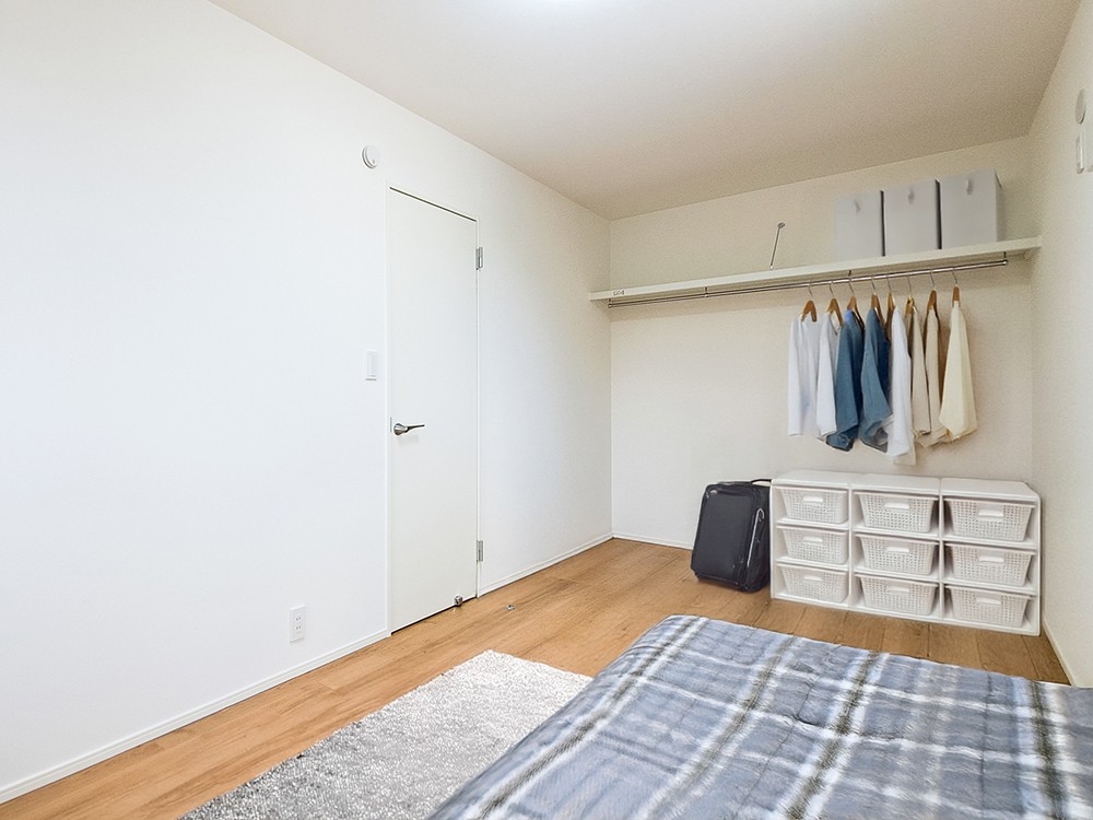 【収納付き居室（5.6帖、5帖）】2つの窓で通気良好。壁一面にオープン収納を備え、お部屋を広く使えます。※家具・小物等はCGで合成したイメージです