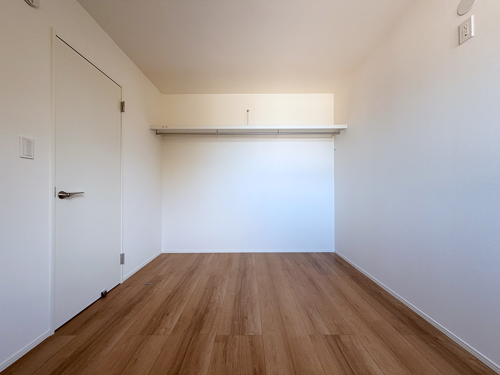 【収納付き洋室（4.5帖）（6帖）】 壁一面にオープン収納つき。ベッドとデスクがゆとりをもって配置できます。